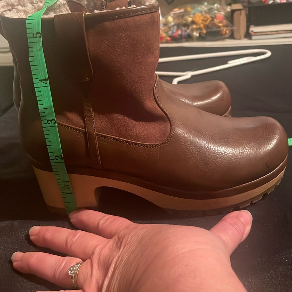 Universal Threads brown ankle boots size 6